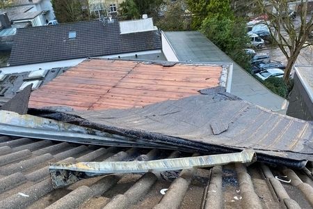 Zerstörtes Dach nach einem Sturm in Lüdenscheid
