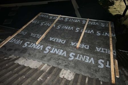 Reparaturarbeiten an einem Dach nach einem Sturm